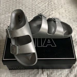 Birkenstock Style Sandals (Size 7, in Silver)
